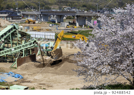 重機と桜 92488542