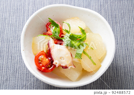 冬瓜とたこのサラダ。(「冬」瓜と言う名だが、夏が旬の野菜。) 冬瓜とたこのサラダ。(「冬」瓜と言う名だが、夏が旬の野菜。) 92488572