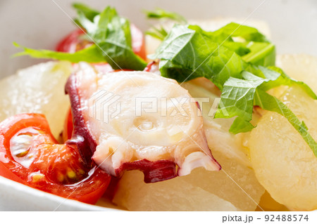 冬瓜とたこのサラダ。(「冬」瓜と言う名だが、夏が旬の野菜。) 冬瓜とたこのサラダ。(「冬」瓜と言う名だが、夏が旬の野菜。) 92488574