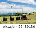 風車と夏の牧草収穫の景色 92489130