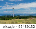 夏の海の見える風車と牧草刈りの景色 92489132