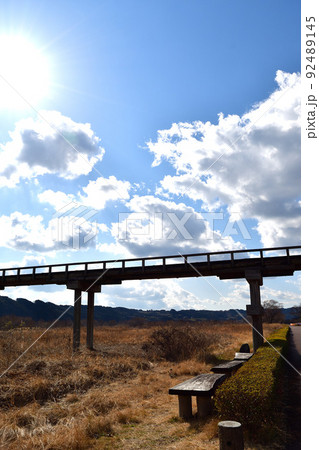【静岡県島田市】大井川に架かる蓬莱橋  92489145