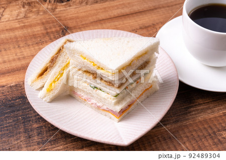 サンドイッチとコーヒー サンドイッチとコーヒー 92489304