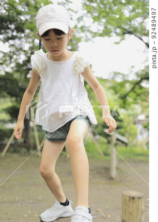 アスレチックで遊ぶ女子小学生 (7歳) アスレチックで遊ぶ女子小学生 (7歳) 92489497
