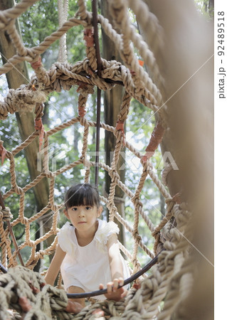 綱渡りで遊ぶ女子小学生 (7歳) 92489518