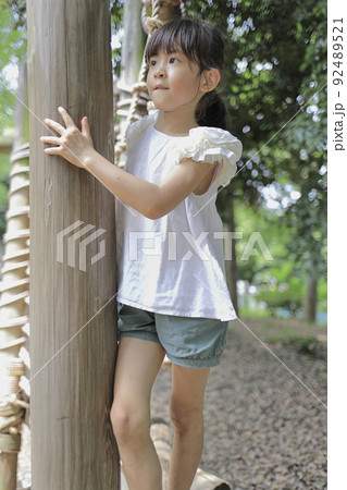 アスレチックで遊ぶ女子小学生 (7歳) 92489521