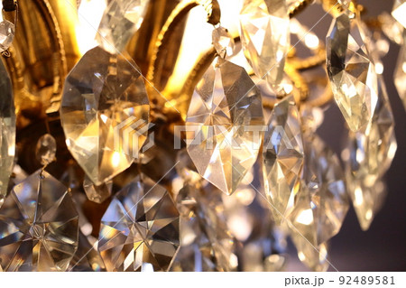 キラキラと反射して光輝くクリスタルの光 92489581