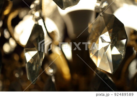 キラキラと反射して光輝くクリスタルの光 92489589