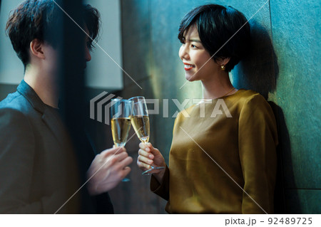バーで飲み交わす男女 バーで飲み交わす男女 92489725