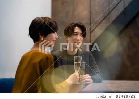 バーで飲み交わす男女 バーで飲み交わす男女 92489738