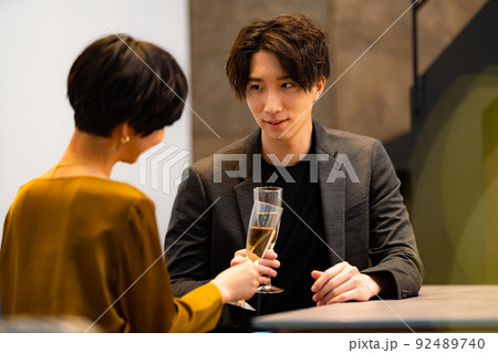 バーで飲み交わす男女 92489740
