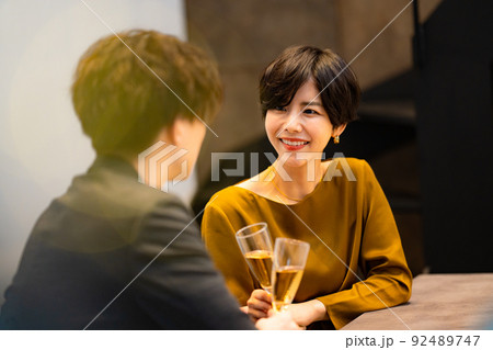 バーで飲み交わす男女 92489747