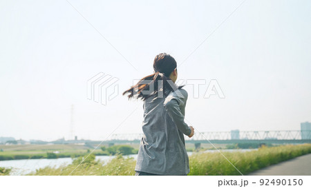 ランニングする女性 92490150