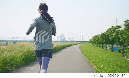ランニングする女性 ランニングする女性 92490152