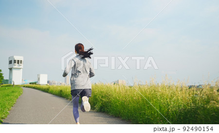ランニングする女性 ランニングする女性 92490154