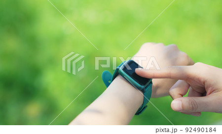 屋外でスマートウォッチを使う女性 屋外でスマートウォッチを使う女性 92490184