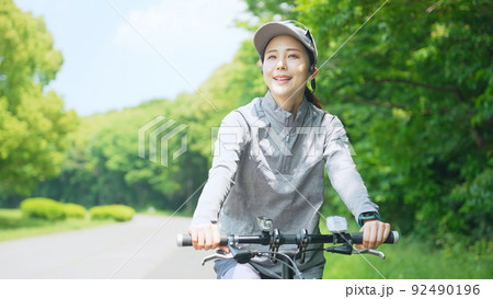 公園で自転車に乗る女性 92490196