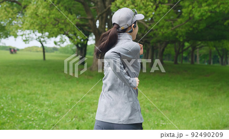 公園でランニングする女性 公園でランニングする女性 92490209