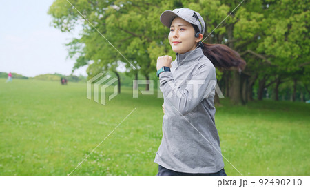 公園でランニングする女性 公園でランニングする女性 92490210