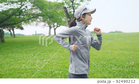 公園でランニングする女性 92490212