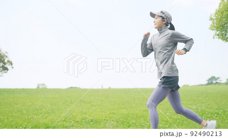 公園でランニングする女性 92490213