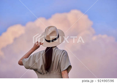 入道雲を眺める女性の後ろ姿 入道雲を眺める女性の後ろ姿 92490596