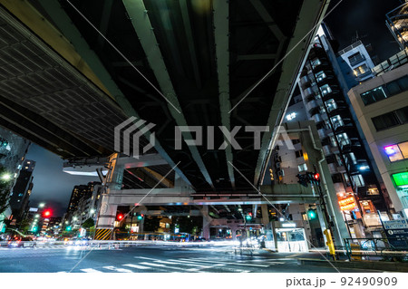 夜の麻布十番新一ノ橋交差点付近 92490909