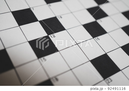 クロスワードパズルの用紙のクローズアップ 92491116