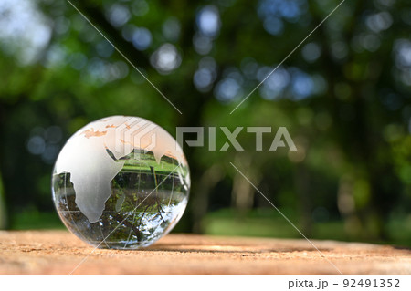 切り株に置いたガラスの地球儀 SDGs・環境保護・平和などのイメージ 切り株に置いたガラスの地球儀 SDGs・環境保護・平和などのイメージ 92491352