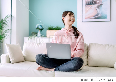 ノートパソコンを操作する若い女性 ノートパソコンを操作する若い女性 92491383