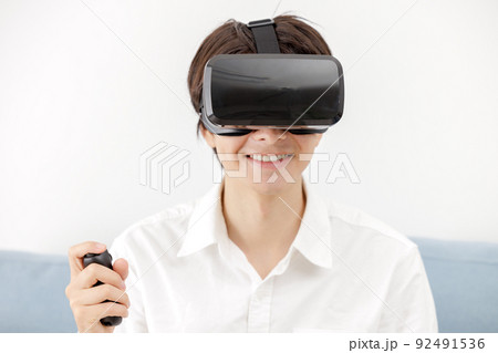 VRをプレイしている男性 VRをプレイしている男性 92491536
