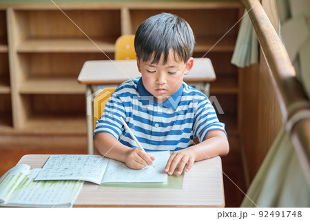 学校で勉強をする小学生の男の子 学校で勉強をする小学生の男の子 92491748