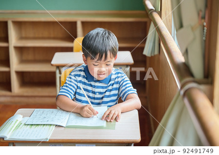 学校で勉強をする小学生の男の子 学校で勉強をする小学生の男の子 92491749