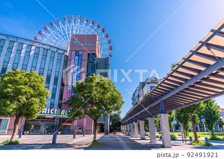 日本の横浜都市景観　センター北駅前の街並みなどを望む 92491921