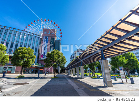 日本の横浜都市景観　センター北駅前の街並みなどを望む 92491923
