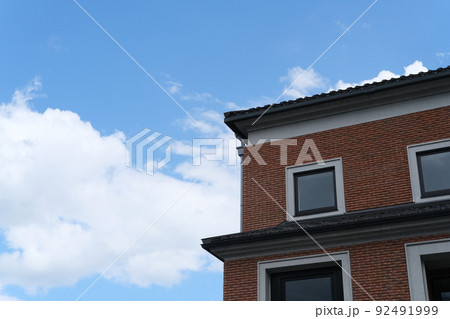 青空とレンガの建物 92491999