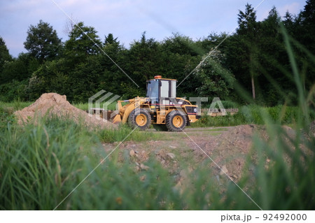 ぽつんと佇むブルドーザー 92492000