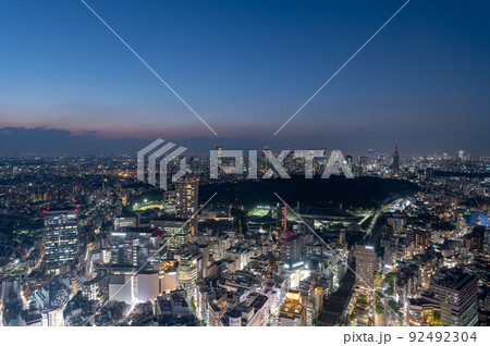 東京都渋谷区にある高層ビルから見た夜の都市景観 92492304