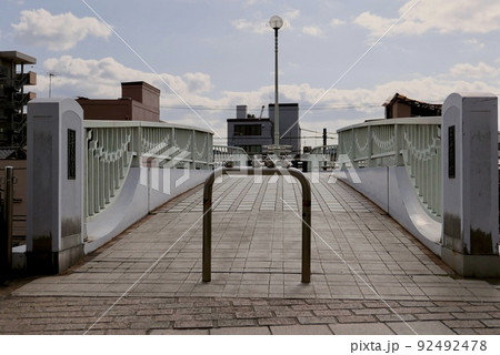歩道橋 -可愛らしく待っているスズメ- 歩道橋 -可愛らしく待っているスズメ- 92492478