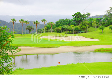 ヤシの木が映える南国風リゾートの美しいゴルフ場・ゴルフコース（千葉県富津市） 92493158