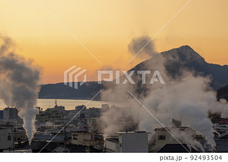 別府市街地 朝焼けと湯けむり 別府市街地 朝焼けと湯けむり 92493504