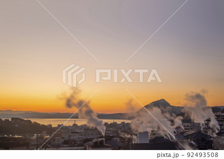 別府市街地　朝焼けと湯けむり 92493508