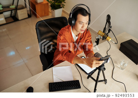 Blogger Changing Camera Settings Blogger Changing Camera Settings 92493553