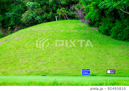 南国風リゾートゴルフ場・ゴルフコースのティーインググラウンド・ブルーティ（千葉県富津市） 92493810