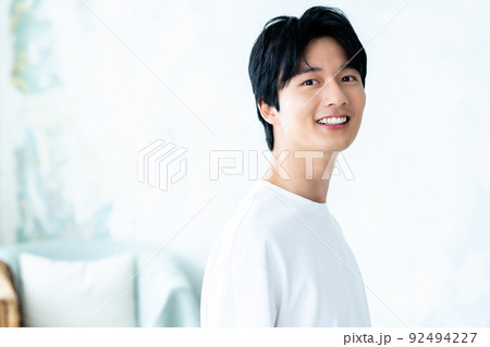 笑顔の男性 92494227