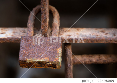 Old rusty padlock close up 92498069