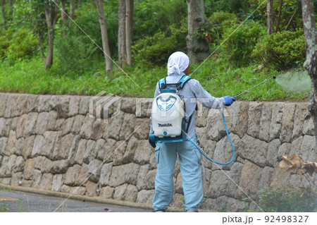 電動噴霧器で害虫駆除の作業風景 92498327