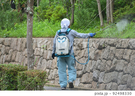 電動噴霧器で害虫駆除の作業風景 92498330