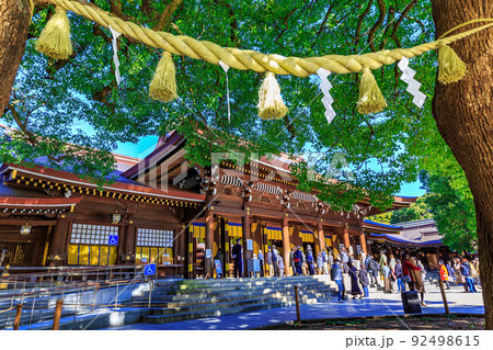 東京　渋谷区にある明治神宮　夫婦楠と外拝殿 92498615