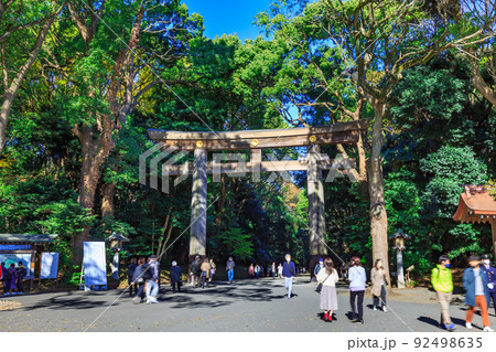 東京　渋谷区にある明治神宮　一の鳥居 92498635
